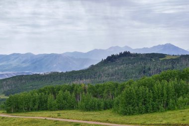 Pass, Midway ve Wasatch açık Rocky Dağları, yaz ormanları, bulutlar ve yağmur fırtınası boyunca Heber Vadisi panoramik manzara muhafızı geçiş sayısı. Utah, Amerika Birleşik Devletleri.