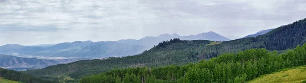 近衛兵峠観峠 ミッドウェイ ワサッチ フロント ロッキー山脈 夏の森 暴風雨に沿ってヒーバー バレーのパノラマ風景 ユタ州 アメリカ合衆国 — ストック写真