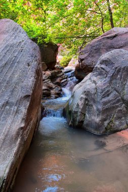 Kanarraville Falls, falls, dere, nehir, kumtaşı cliff oluşumları şelale Kanarra dere Kanyon Zion National Park, Utah, ABD tarafından hiking trail boyunca manzaraları.