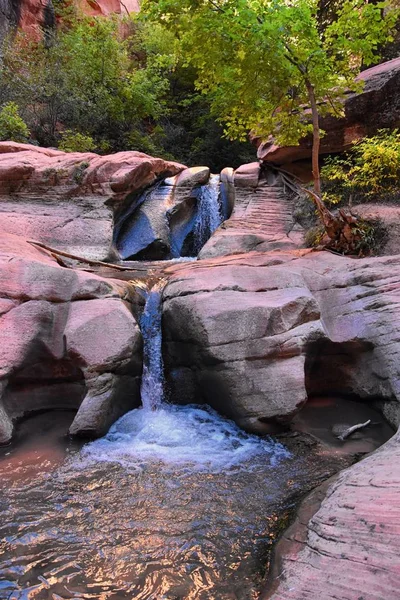 卡纳拉维尔瀑布 从瀑布 砂岩悬崖形成瀑布在喀纳拉溪峡谷由锡安国家公园 犹他州 犹他州的意见 — 图库照片