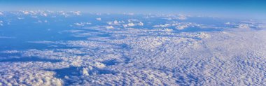 Midwest Birleşik hava cennet görünümde Colorado, Kansas, Missouri, Illinois, Indiana, Ohio ve Batı Virginia üzerinde uçuş sırasında sonbahar. Manzara ve bulutlar süpürme bin dolar. Bitkileri, nehirler, ovaları, dağ ve bulut desenleri sayısı. 