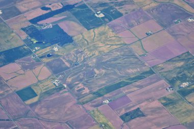 Sonbahar sırasında Colorado, Kansas, Missouri, Illinois, Indiana, Ohio ve Batı Virginia üzerinden uçakla havadan görünümü garip halkalar ve meydanlar midwest Birleşik üzerinde. Bin gösterim tarım peyzaj süpürme. Bitkileri, nehirler, ovaları, dağ manzaralarını bir