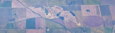 Sonbahar sırasında Colorado, Kansas, Missouri, Illinois, Indiana, Ohio ve Batı Virginia üzerinden uçakla havadan görünümü garip halkalar ve meydanlar midwest Birleşik üzerinde. Bin gösterim tarım peyzaj süpürme. Bitkileri, nehirler, ovaları, dağ manzaralarını bir