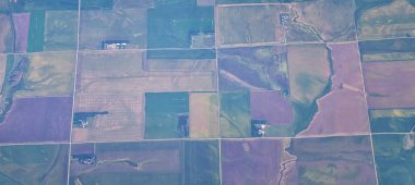 Sonbahar sırasında Colorado, Kansas, Missouri, Illinois, Indiana, Ohio ve Batı Virginia üzerinden uçakla havadan görünümü garip halkalar ve meydanlar midwest Birleşik üzerinde. Bin gösterim tarım peyzaj süpürme. Bitkileri, nehirler, ovaları, dağ manzaralarını bir