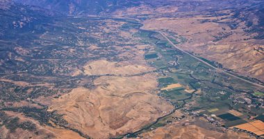 Sonbahar sırasında Colorado ve Utah üzerinden uçakla havadan görünümü topografik Rocky Mountain manzara. Nehirler, görünümlerini süpürme büyük dağ ve yatay desenleri. Üstten görünüm, Rockies ve Wasatch açık, ABD.