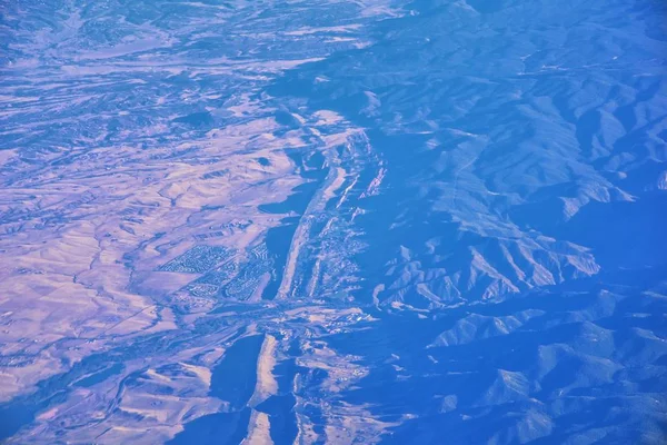 Veduta Aerea Dei Paesaggi Topografici Delle Montagne Rocciose Volo Sul — Foto Stock