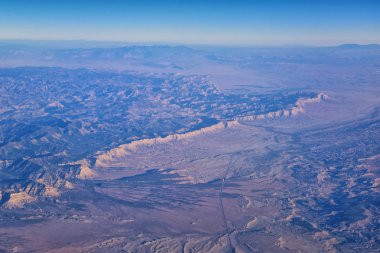 Sonbahar sırasında Colorado ve Utah üzerinden uçakla havadan görünümü topografik Rocky Mountain manzara. Nehirler, görünümlerini süpürme büyük dağ ve yatay desenleri. Üstten görünüm, Rockies ve Wasatch açık, ABD.