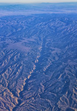 Sonbahar sırasında Colorado ve Utah üzerinden uçakla havadan görünümü topografik Rocky Mountain manzara. Nehirler, görünümlerini süpürme büyük dağ ve yatay desenleri. Üstten görünüm, Rockies ve Wasatch açık, ABD.
