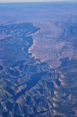 Sonbahar sırasında Colorado ve Utah üzerinden uçakla havadan görünümü topografik Rocky Mountain manzara. Nehirler, görünümlerini süpürme büyük dağ ve yatay desenleri. Üstten görünüm, Rockies ve Wasatch açık, ABD.