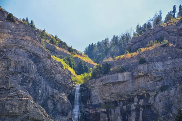 Gelin Veil Falls 607-boylu (185 metre) Çift Kişilik katarakt şelale provokatör Kanyon, otoyol Us189 Utah, Amerika Birleşik Devletleri, Amerika'nın yakın Güney sonunda olduğunu