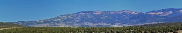 犹他州落基山瓦萨奇全景景观由菲斯莱克国家森林 15号 15号州际公路 通过霍尔顿 菲尔莫 西皮奥和犹他州帕罗万 犹他州 — 图库照片