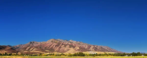 洛根谷景观景观 包括威尔斯维尔山脉 尼布利 海鲁姆 普罗维登斯和学院沃德镇 犹他州立大学的家 在Cache县在犹他州落基山脉的瓦萨奇山脉的分支 在美国西部 — 图库照片