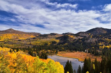 Silver Lake yalnızlık ve Brighton Ski resort büyük Cottonwood kanyonda tarafından. Panoramik yürüyüş ve çevredeki dağların boardwalk yollar, parlak sonbahar sonbahar renkleri aspen ve çam ağaçları. Rocky Dağları, Wasatch açık, 