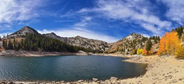 Silver Lake yalnızlık ve Brighton Ski resort büyük Cottonwood kanyonda tarafından. Panoramik yürüyüş ve çevredeki dağların boardwalk yollar, parlak sonbahar sonbahar renkleri aspen ve çam ağaçları. Rocky Dağları, Wasatch açık, 
