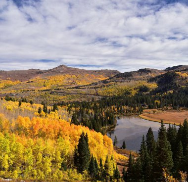Silver Lake yalnızlık ve Brighton Ski resort büyük Cottonwood kanyonda tarafından. Panoramik yürüyüş ve çevredeki dağların boardwalk yollar, parlak sonbahar sonbahar renkleri aspen ve çam ağaçları. Rocky Dağları, Wasatch açık, 