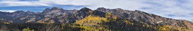Pass tarafından Midway ve Heber Vadisi boyunca Wasatch açık Rocky Dağları, sonbahar yaprak orman parlak turuncu ve sarı renkler Brighton taraftan panoramik manzara muhafızı geçiş sayısı. Utah, Amerika Birleşik Devletleri.