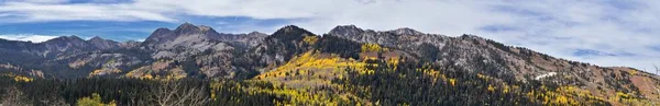 미드웨이 Wasatch 산맥가 오렌지색과 노란색 색상으로 브라이튼에서에서 패스의 파노라마 — 스톡 사진