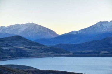 Panoramik manzaralı Jordanelle rezervuar Utah otoyol 248, kapalı Wasatch arkadaki Rocky Dağları ve cennet. Amerika.