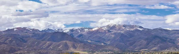 カマスとユタ州高速道路 150 ワサッチ山脈のジョーダネル貯水池の近くティンパノーガス山の裏側の表示をオフ サマックからパノラマの景観は ロッキー山脈と Cloudscape をバックアップします アメリカ — ストック写真