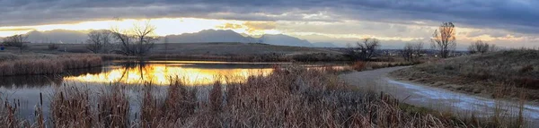 View Josh Pond Walking Path Reflecting Sunset Broomfield Colorado Surrounded — стоковое фото