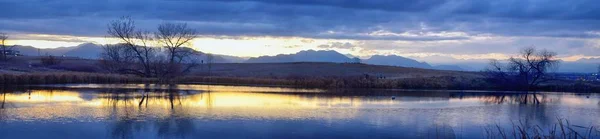 Vistas Del Sendero Josh Pond Reflejando Atardecer Broomfield Colorado Rodeado —  Fotos de Stock