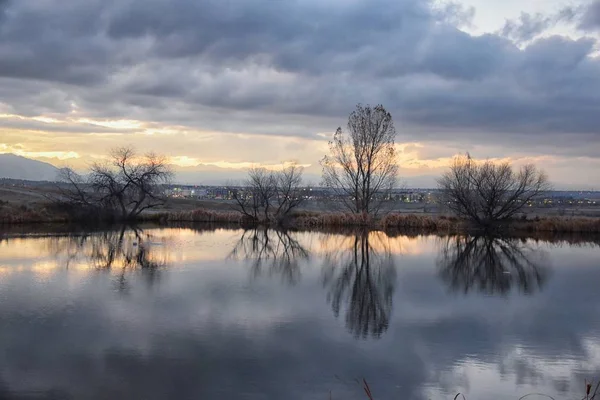 Vistas Del Sendero Josh Pond Reflejando Atardecer Broomfield Colorado Rodeado —  Fotos de Stock