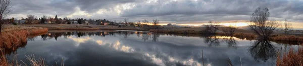 Vistas Del Sendero Josh Pond Reflejando Atardecer Broomfield Colorado Rodeado —  Fotos de Stock