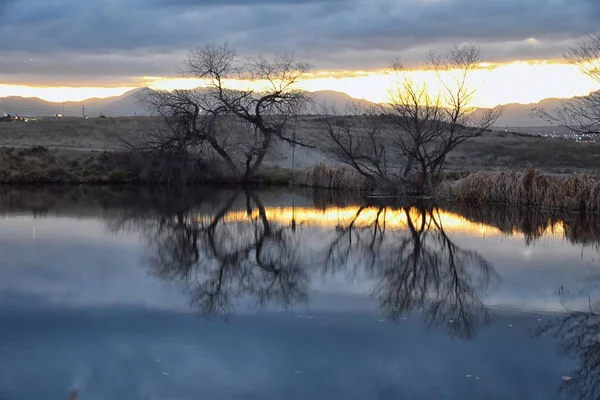 Vistas Del Sendero Josh Pond Reflejando Atardecer Broomfield Colorado Rodeado —  Fotos de Stock