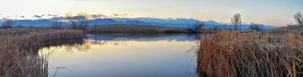 Vistas Del Sendero Josh Pond Reflejando Atardecer Broomfield Colorado Rodeado —  Fotos de Stock