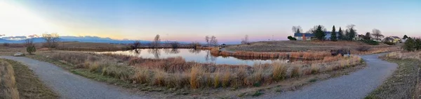 View Josh Pond Walking Path Reflecting Sunset Broomfield Colorado Surrounded — стоковое фото