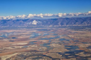 Kış aylarında Colorado ve Utah üzerinden uçakla havadan görünümü Wasatch açık Rocky Mountain manzara. Bin gösterim süpürme büyük Tuz Gölü, Utah göl, Provo, Timpanogos, yalnız ve İkiz Tepeler dağ ve yatay desenleri yakınındaki. Üstten görünüm, Utah