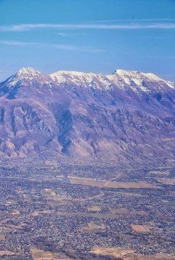 Kış aylarında Colorado ve Utah üzerinden uçakla havadan görünümü Wasatch açık Rocky Mountain manzara. Bin gösterim süpürme büyük Tuz Gölü, Utah göl, Provo, Timpanogos, yalnız ve İkiz Tepeler dağ ve yatay desenleri yakınındaki. Üstten görünüm, Utah