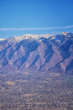 Kış aylarında Colorado ve Utah üzerinden uçakla havadan görünümü Wasatch açık Rocky Mountain manzara. Bin gösterim süpürme büyük Tuz Gölü, Utah göl, Provo, Timpanogos, yalnız ve İkiz Tepeler dağ ve yatay desenleri yakınındaki. Üstten görünüm, Utah