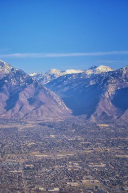 Kış aylarında Colorado ve Utah üzerinden uçakla havadan görünümü Wasatch açık Rocky Mountain manzara. Bin gösterim süpürme büyük Tuz Gölü, Utah göl, Provo, Timpanogos, yalnız ve İkiz Tepeler dağ ve yatay desenleri yakınındaki. Üstten görünüm, Utah