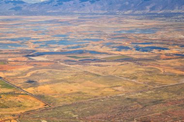 Kış aylarında Colorado ve Utah üzerinden uçakla havadan görünümü Wasatch açık Rocky Mountain manzara. Bin gösterim süpürme büyük Tuz Gölü, Utah göl, Provo, Timpanogos, yalnız ve İkiz Tepeler dağ ve yatay desenleri yakınındaki. Üstten görünüm, Utah
