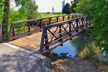 Ağaçlar, Rusya zeytin, cottonwood ve çamurlu dere boyunca Wasatch açık Rocky Dağları, Salt Lake City, Utah çevreleyen ile Ürdün Nehri Trail yaya ve görünümlerini tren Track Bridge.