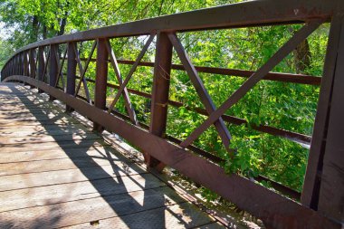 Ağaçlar, Rusya zeytin, cottonwood ve çamurlu dere boyunca Wasatch açık Rocky Dağları, Salt Lake City, Utah çevreleyen ile Ürdün Nehri Trail yaya ve görünümlerini tren Track Bridge.