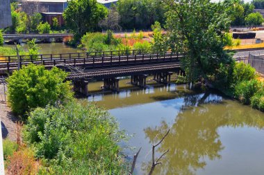 Ağaçlar, Rusya zeytin, cottonwood ve çamurlu dere boyunca Wasatch açık Rocky Dağları, Salt Lake City, Utah çevreleyen ile Ürdün Nehri Trail yaya ve görünümlerini tren Track Bridge.