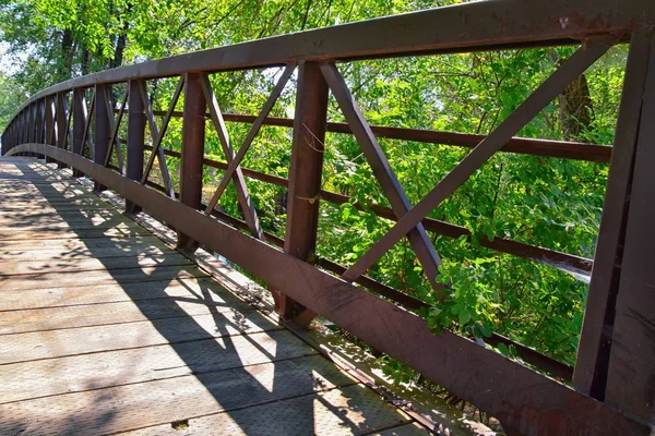 Ağaçlar, Rusya zeytin, cottonwood ve çamurlu dere boyunca Wasatch açık Rocky Dağları, Salt Lake City, Utah çevreleyen ile Ürdün Nehri Trail yaya ve görünümlerini tren Track Bridge.