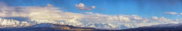 雪の冬のパノラマ ビューは ワサッチ フロント ロッキー山脈 グレート ソルト湖の谷 バッカス高速道路から Cloudscape を頂いた — ストック写真