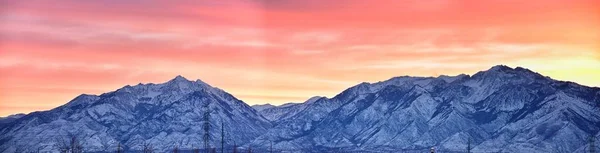 冬日的日出全景 从山景走廊公路上可以看到雪盖前落基山脉 大盐湖谷和云景 犹他州 犹他州 — 图库照片