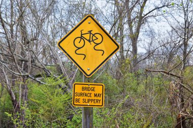 İz ve uyarı işaretleri Shelby dipleri Greenway ve doğal alan Cumberland Nehri Cephe Süsleme trails, müzik şehir Nashville, Tennessee boyunca. Amerika Birleşik Devletleri.