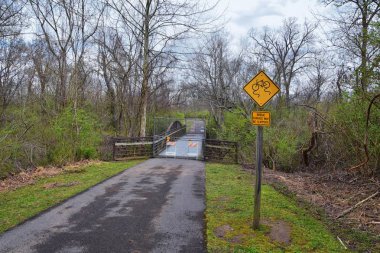 İz ve uyarı işaretleri Shelby dipleri Greenway ve doğal alan Cumberland Nehri Cephe Süsleme trails, müzik şehir Nashville, Tennessee boyunca. Amerika Birleşik Devletleri.