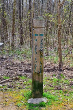 İz ve uyarı işaretleri Shelby dipleri Greenway ve doğal alan Cumberland Nehri Cephe Süsleme trails, müzik şehir Nashville, Tennessee boyunca. Amerika Birleşik Devletleri.