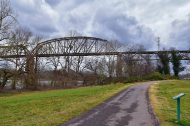 Tren parça demiryolu Köprüsü manzarasına Shelby dipleri Greenway ve doğal alan boyunca Cumberland Nehri Cephe Süsleme yollar, müzik şehir Nashville, Tennessee. Amerika Birleşik Devletleri.
