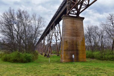 Tren parça demiryolu Köprüsü manzarasına Shelby dipleri Greenway ve doğal alan boyunca Cumberland Nehri Cephe Süsleme yollar, müzik şehir Nashville, Tennessee. Amerika Birleşik Devletleri.