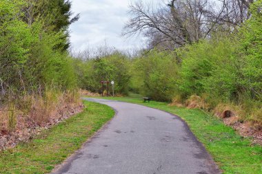 Doğa ve yolları Shelby Bottoms Greenway ve doğal alan Cumberland nehri cephe parkurları, ovalık ahşap ormanlar, açık alanlar, sulak alanları ve akarsu, Nashville, Tennessee boyunca views. Amerika Birleşik Devletleri.