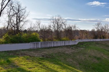 , Shelby Bottoms Greenway ve doğal alan Cumberland nehri boyunca Opryland tarafından sel korumak için metal Dike spillway ve Flood bariyer görünümleri, Nashville, Tennessee. Amerika Birleşik Devletleri.