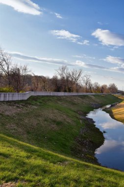 , Shelby Bottoms Greenway ve doğal alan Cumberland nehri boyunca Opryland tarafından sel korumak için metal Dike spillway ve Flood bariyer görünümleri, Nashville, Tennessee. Amerika Birleşik Devletleri.