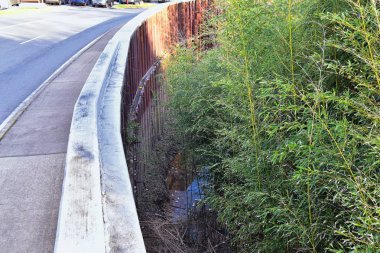 , Shelby Bottoms Greenway ve doğal alan Cumberland nehri boyunca Opryland tarafından sel korumak için metal Dike spillway ve Flood bariyer görünümleri, Nashville, Tennessee. Amerika Birleşik Devletleri.